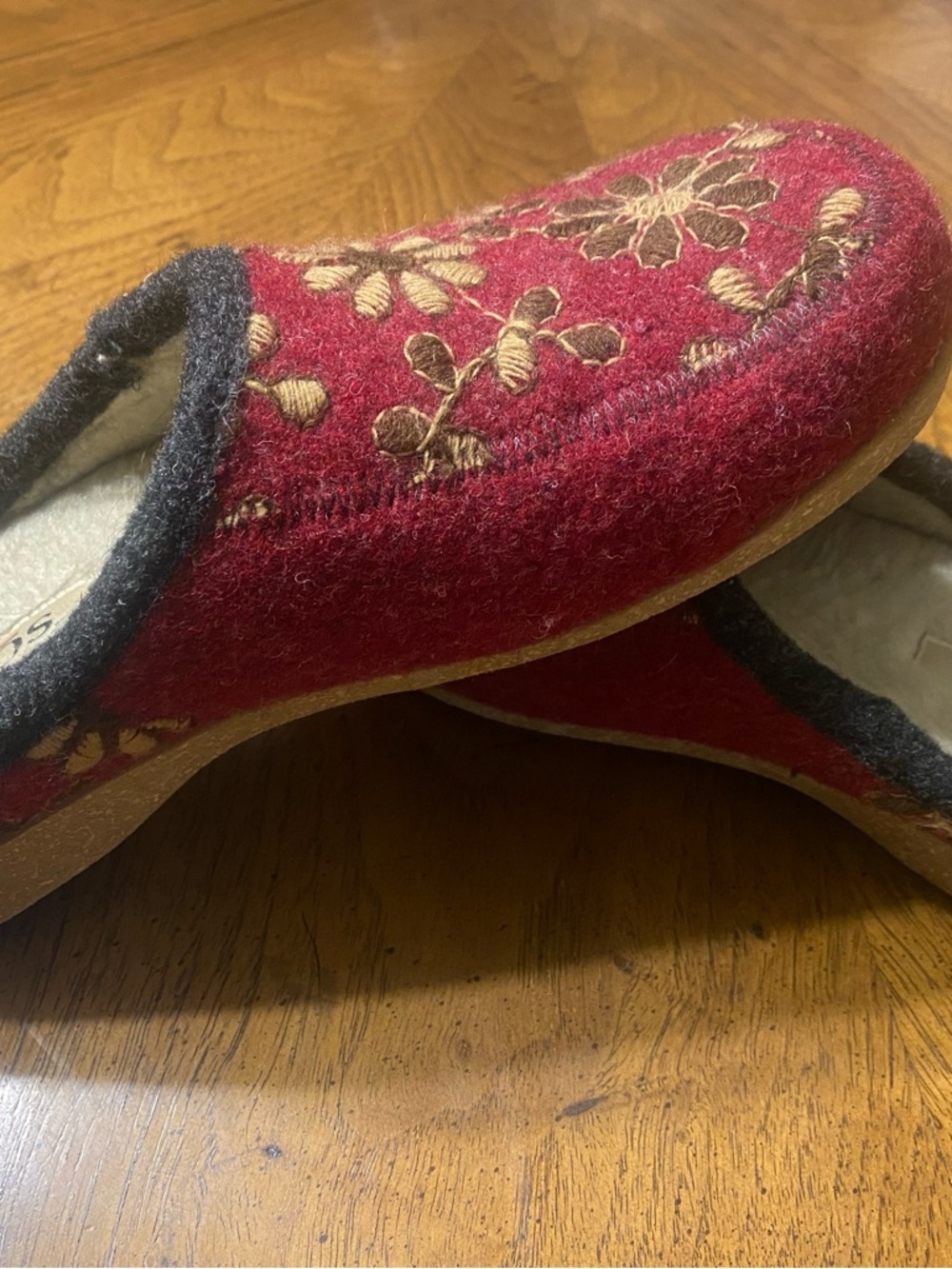 Taos Red Woolderness  Floral Embroidered Slip-On clogs 38 (8) - Picture 3 of 6